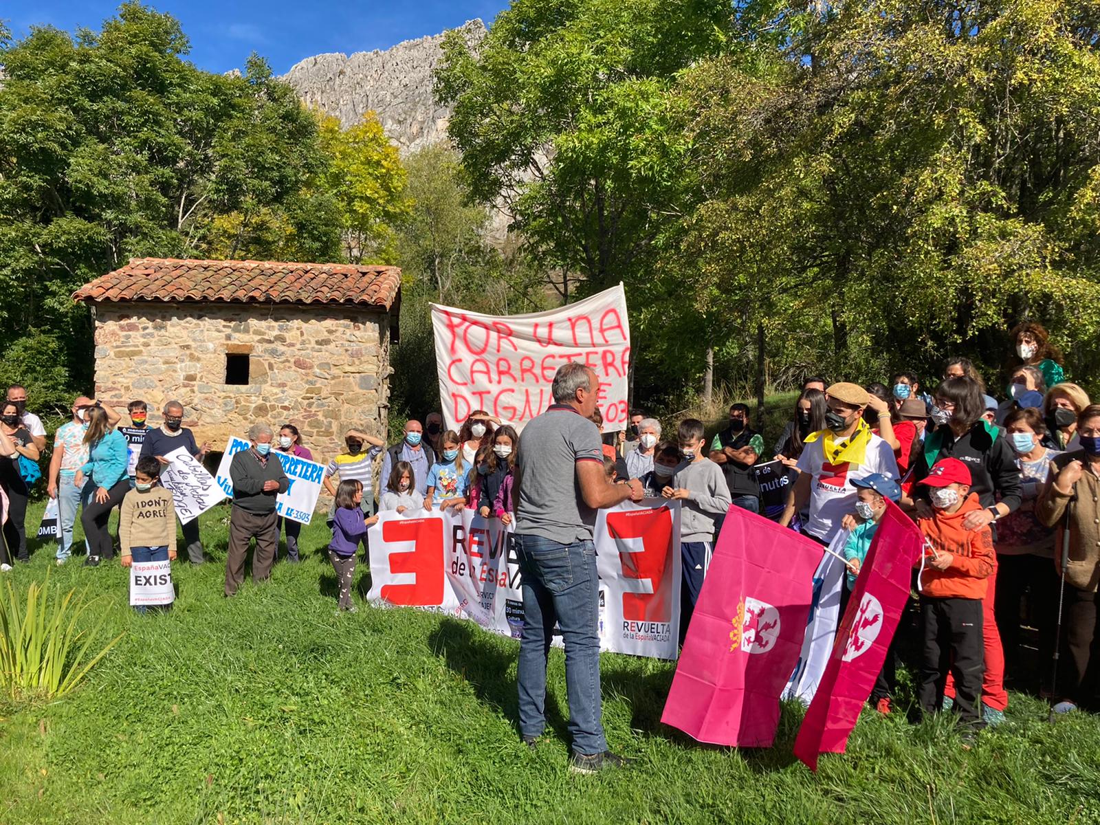 Los vecinos de Cubillas de Arbás se concentran para reclamar proyectos y bienes de primera necesidad.