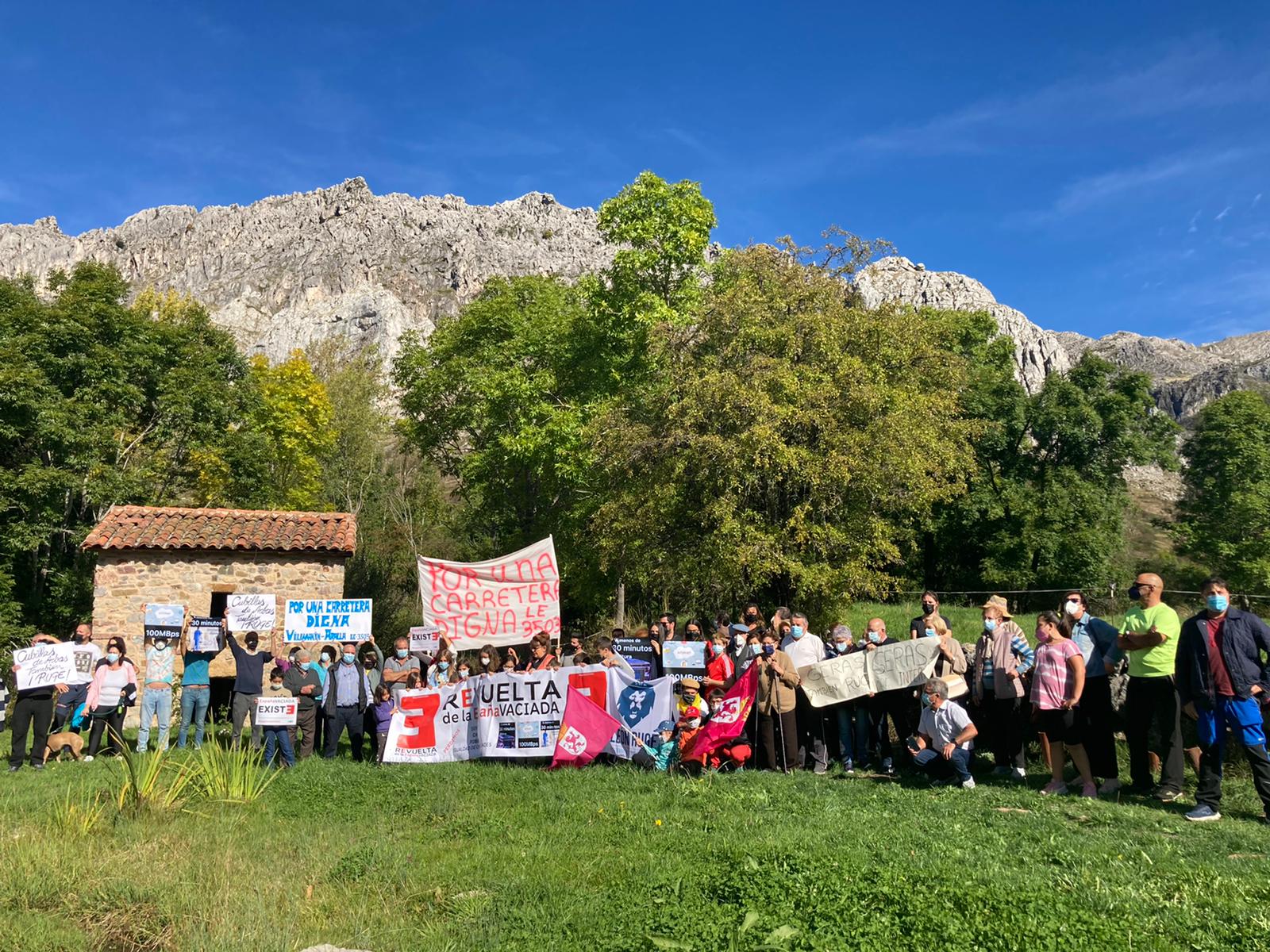 Los vecinos de Cubillas de Arbás se concentran para reclamar proyectos y bienes de primera necesidad.