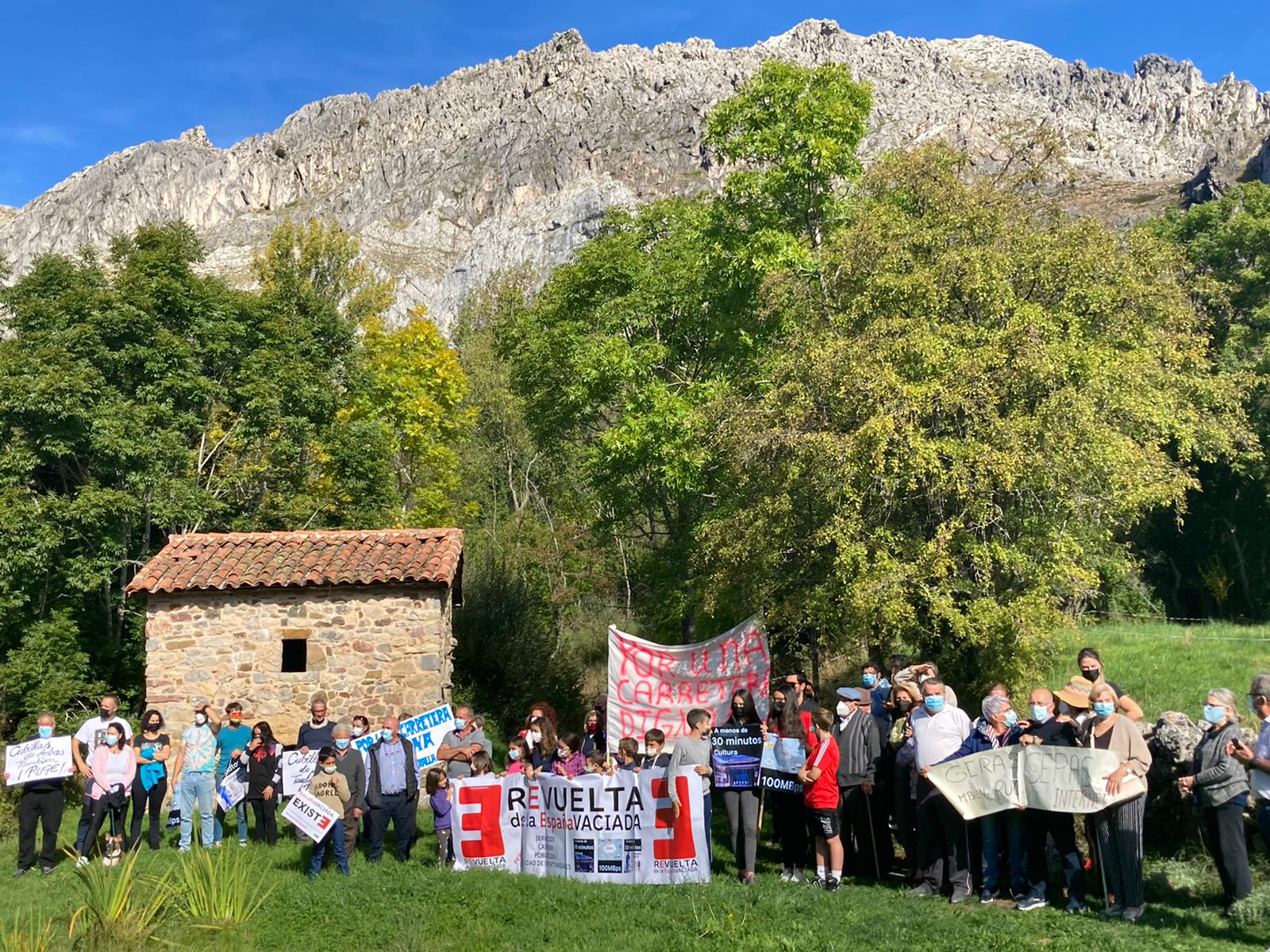 Los vecinos de Cubillas de Arbás se concentran para reclamar proyectos y bienes de primera necesidad.