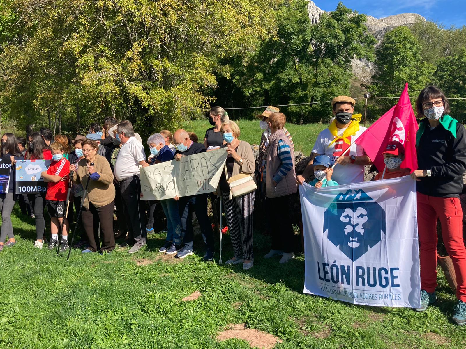 Los vecinos de Cubillas de Arbás se concentran para reclamar proyectos y bienes de primera necesidad.