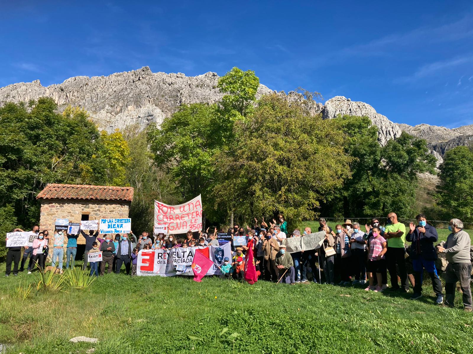 Los vecinos de Cubillas de Arbás se concentran para reclamar proyectos y bienes de primera necesidad.