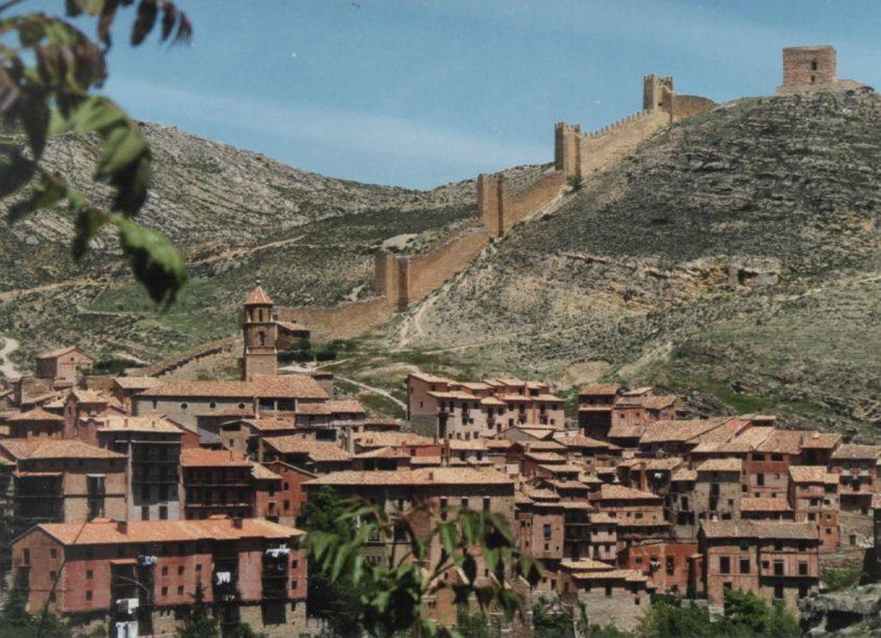 Albarracín (Teruel): Albarracín es otro de los pueblos de montaña más bonitos de España y lo encontrarás en plena provincia de Teruel. Un pueblo ubicado a 1.182 metros de altitud y que está declarado Conjunto Histórico- Artístico desde 1961. Un lugar capaz de trasladar al visitante a otra época solo con recorrer sus calles empinadas y estrechas o perderse por su casco histórico. Los alrededores y el entorno de este pueblo también ofrecen muchos atractivos como numerosas rutas de senderismo, el entorno del Barranco de la Hoz-Río Blanco o sus muchas zonas perfectas para la práctica de la escalada.