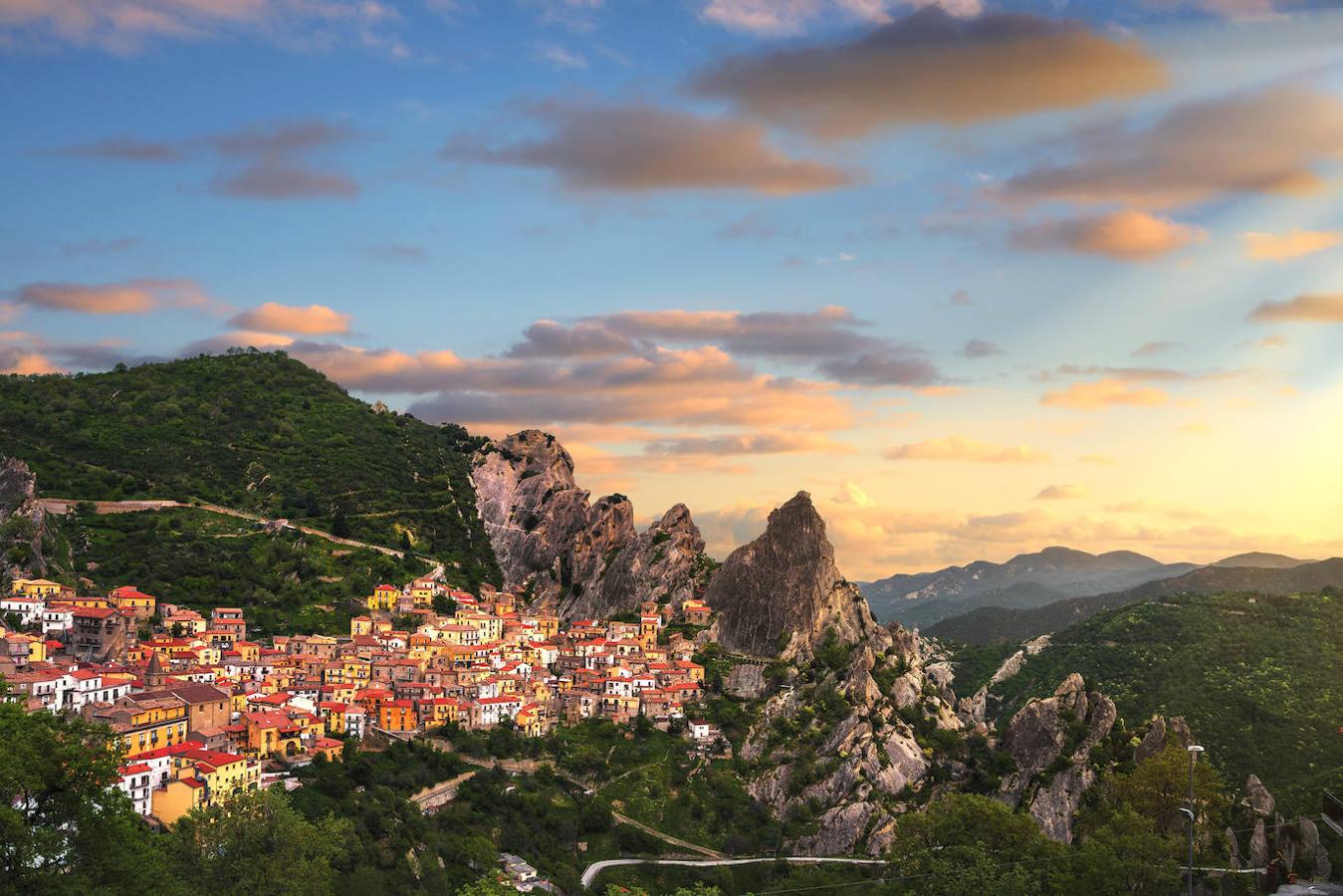 Castelmezzano (Italia): Castelmezzano es otro de esos pueblos de montaña que merece la pena visitar y que está considerado como uno de los pueblos más bonitos de Italia. Su belleza salta a la vista nada más observar sus casas perfectamente incrustadas en su escarpado y montañoso entorno.