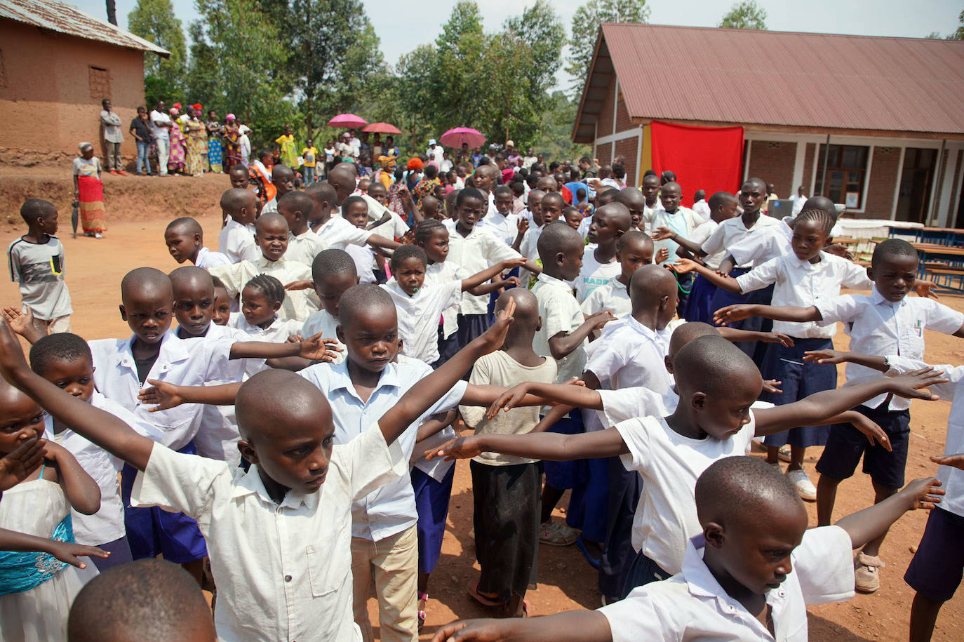 Fotos: Inauguración de una escuela para niños pobres en la isla de Idjwi