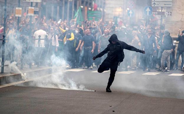 Varias decenas de manifestantes en tono airado se plantan frente a los policías.