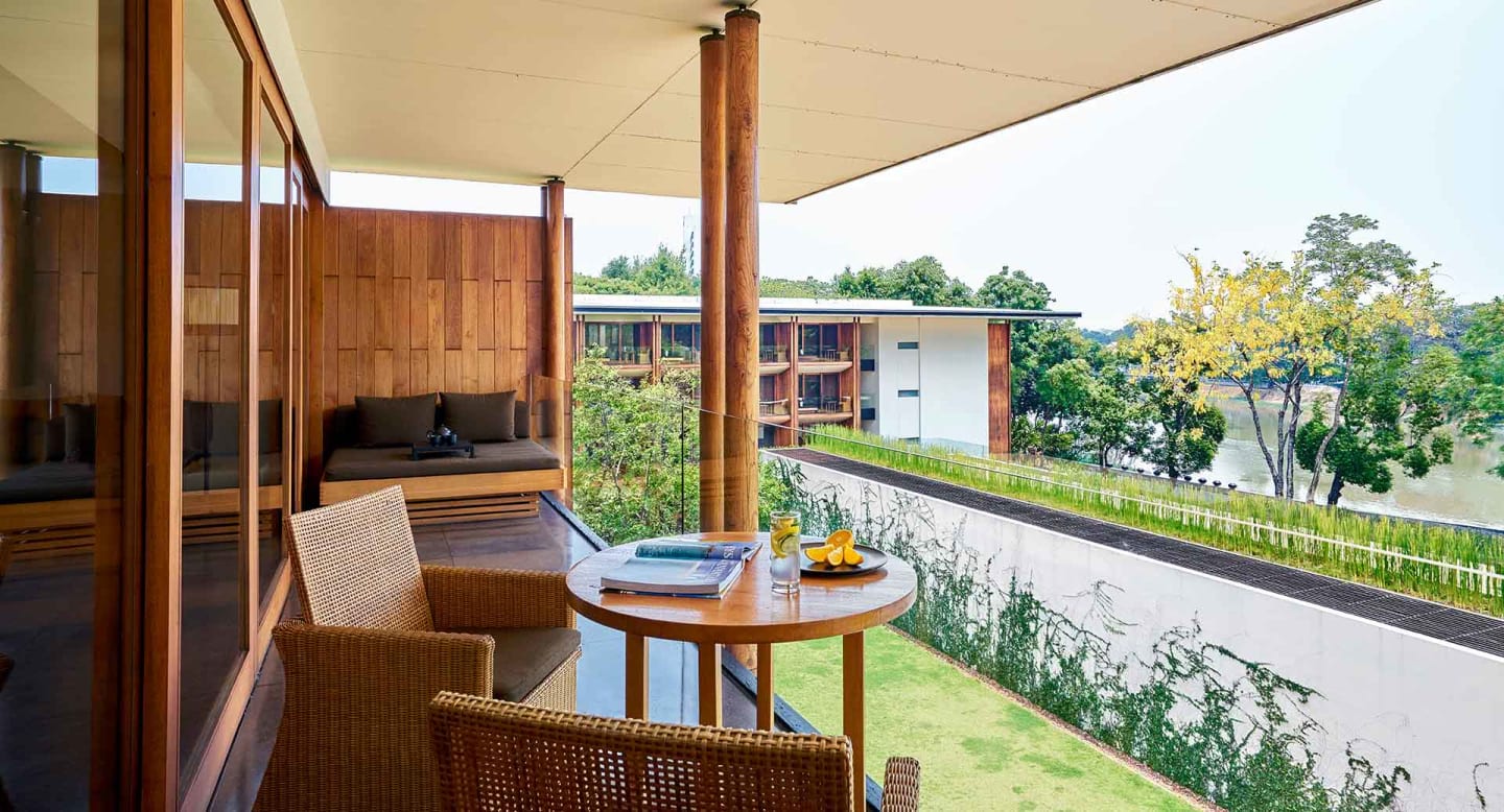 Anantara Miang Resort, Tailandia. Está situado a las orillas del río Mae Ping y tiene 84 habitaciones. Ofrece un restaurante que fusiona la comida de oriente y occidente, una piscina infinita con vistas, clases de muay thay y hasta un crucero por el río al atardecer.