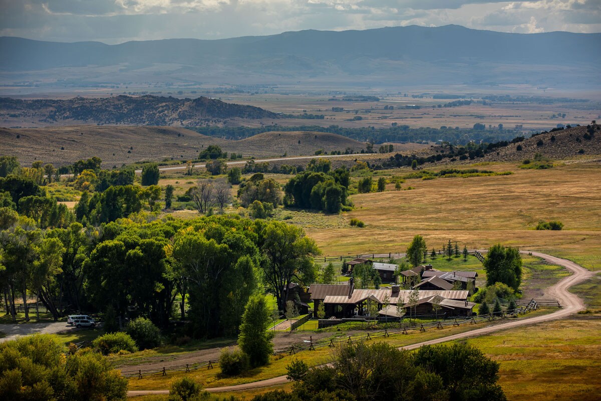 The Lodge & Spa en Brush Creek Ranch, EE UU. Está en un terreno de 30.000 acres en Sierra Madres, en Wyoming. Es un rancho de lujo con estilo. Además de habitaciones en la construcción principal, se puede pasar la noche en un tipi. 