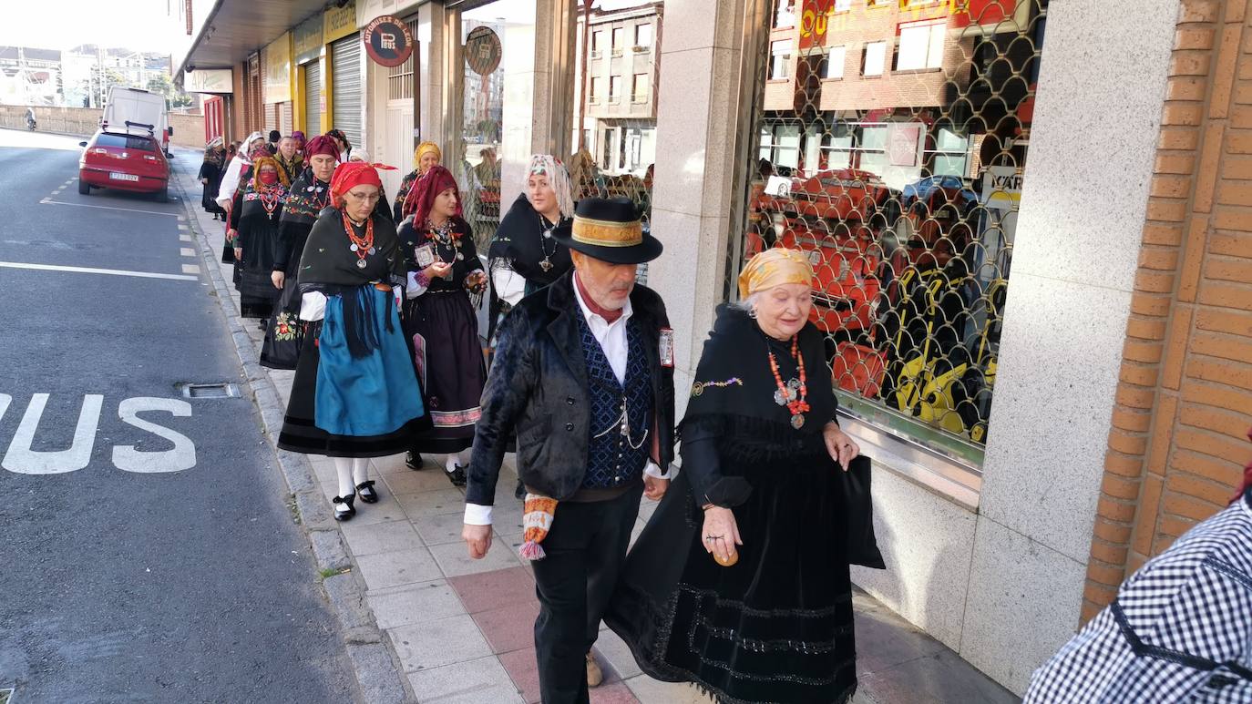 La Asociación Cultural Aguzo ha realizado su habitual romería en el día del Pilar en una caminata que ha partido desde San Marcos y ha concluído con una misa en La Virgen del Camino