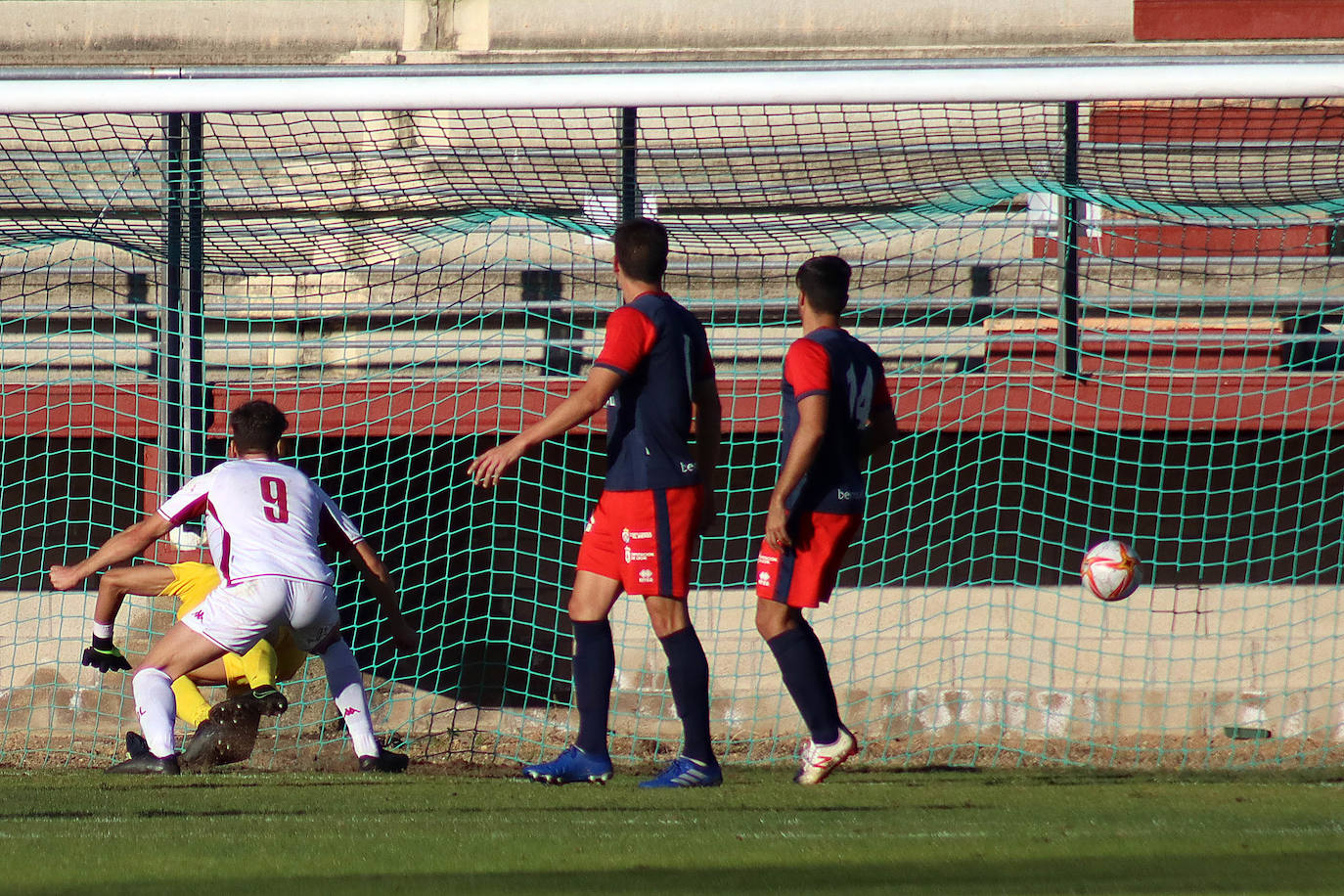 Dos goles de Manso le valen a los de Isra Martínez para imponerse por 3-1 a los bercianos.