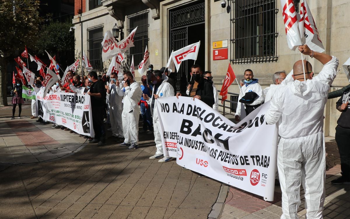 Protesta de los trabajadores de Jupiter Bach frente a la subdelegación del Gobierno en León.