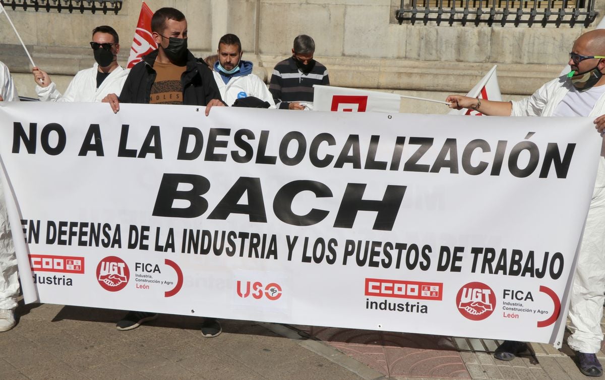 Protesta de los trabajadores de Jupiter Bach frente a la subdelegación del Gobierno en León.