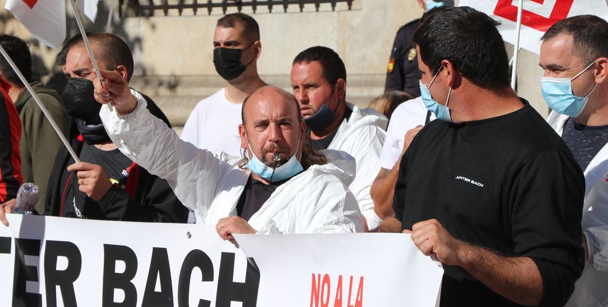 Protesta de los trabajadores de Jupiter Bach frente a la subdelegación del Gobierno en León.