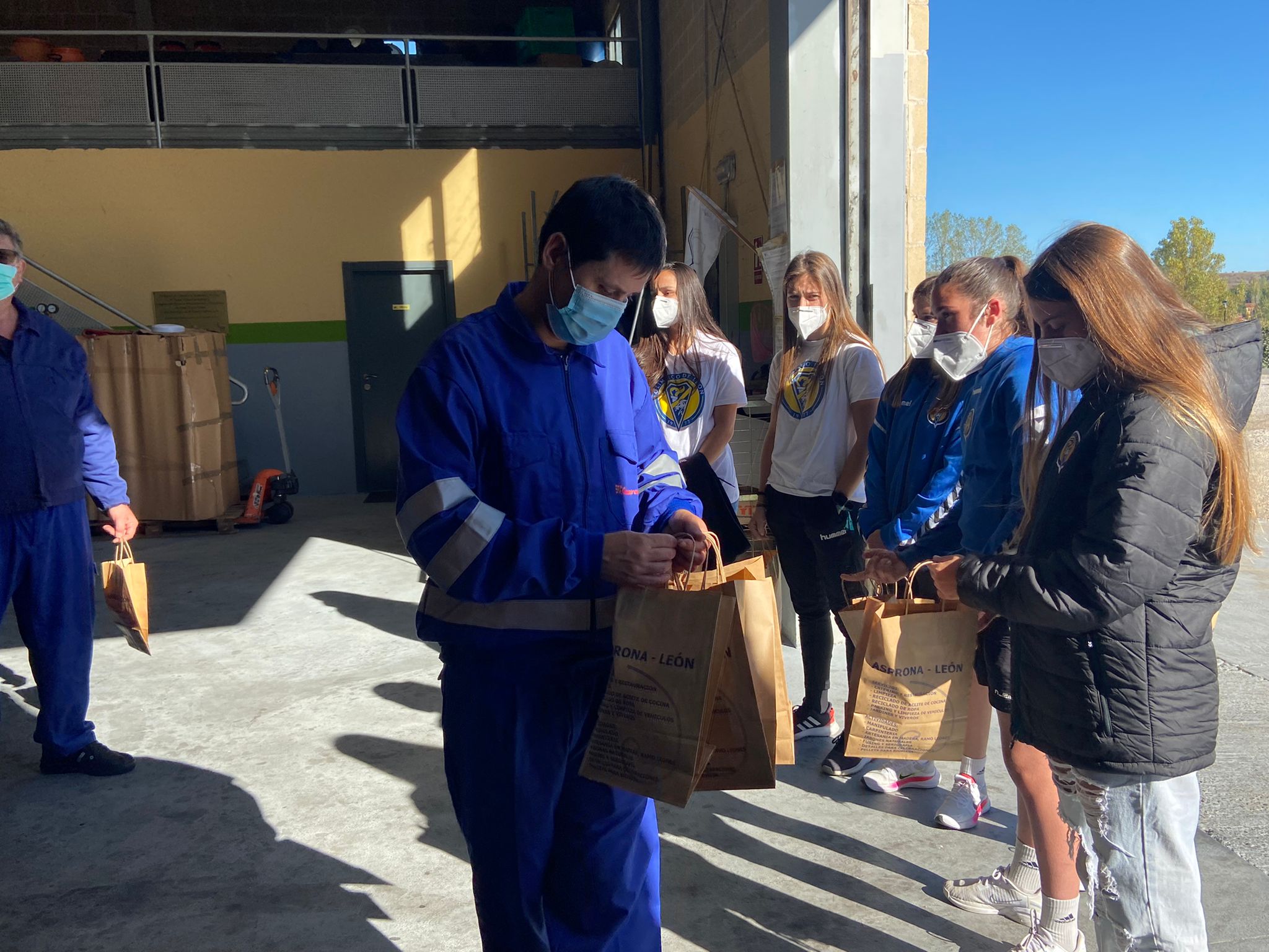 El equipo leonés visita las instalaciones de Asprona León