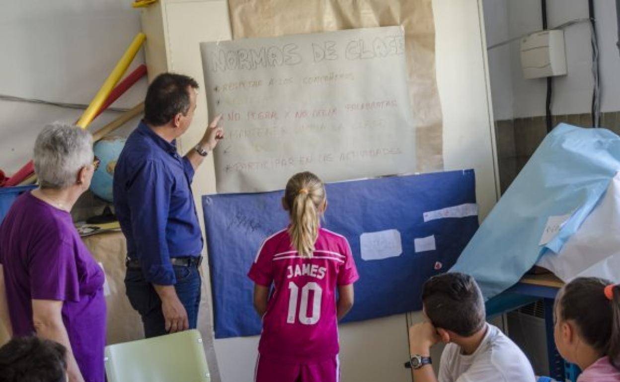 Un grupo de niños en una clase.