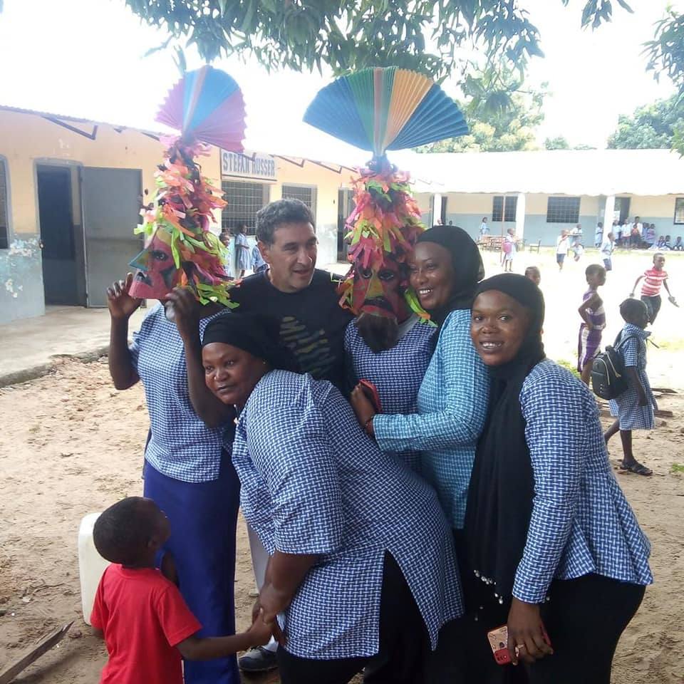 Un grupo de ocho amigos leoneses viaja a Gambia para entregar material escolar, comida y ropa a las familias más necesitadas del que es el décimo país más pobre del mundo.