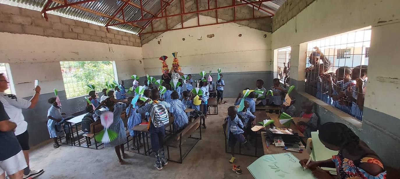 Un grupo de ocho amigos leoneses viaja a Gambia para entregar material escolar, comida y ropa a las familias más necesitadas del que es el décimo país más pobre del mundo.