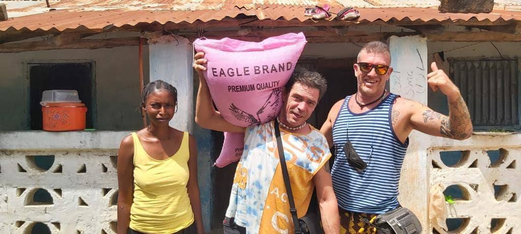 Un grupo de ocho amigos leoneses viaja a Gambia para entregar material escolar, comida y ropa a las familias más necesitadas del que es el décimo país más pobre del mundo.