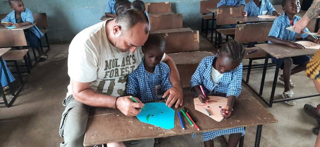 Un grupo de ocho amigos leoneses viaja a Gambia para entregar material escolar, comida y ropa a las familias más necesitadas del que es el décimo país más pobre del mundo.