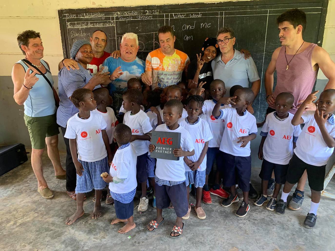 Un grupo de ocho amigos leoneses viaja a Gambia para entregar material escolar, comida y ropa a las familias más necesitadas del que es el décimo país más pobre del mundo.