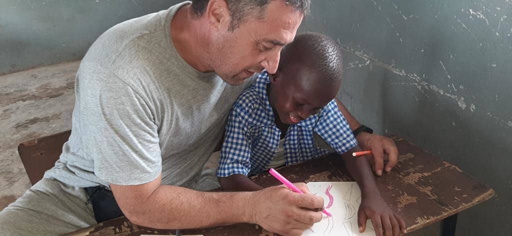 Un grupo de ocho amigos leoneses viaja a Gambia para entregar material escolar, comida y ropa a las familias más necesitadas del que es el décimo país más pobre del mundo.