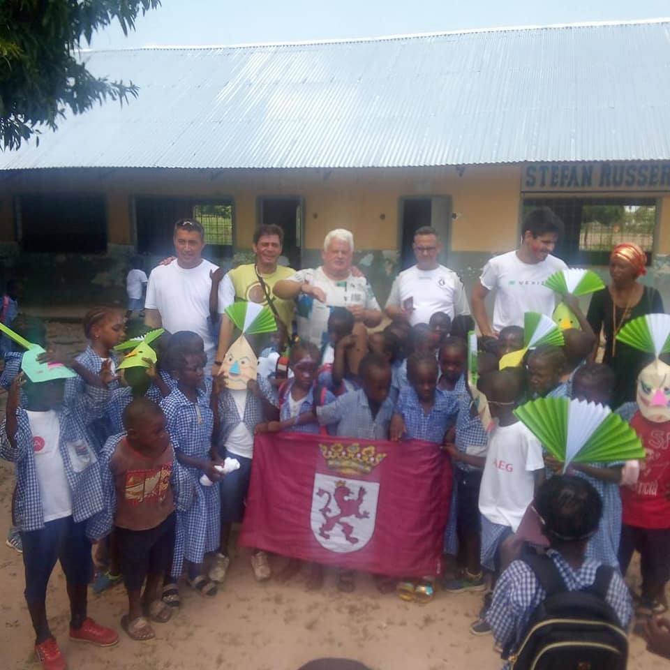 Un grupo de ocho amigos leoneses viaja a Gambia para entregar material escolar, comida y ropa a las familias más necesitadas del que es el décimo país más pobre del mundo.