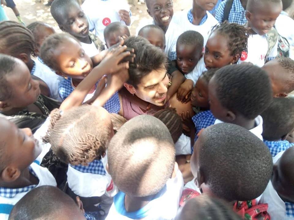 Un grupo de ocho amigos leoneses viaja a Gambia para entregar material escolar, comida y ropa a las familias más necesitadas del que es el décimo país más pobre del mundo.