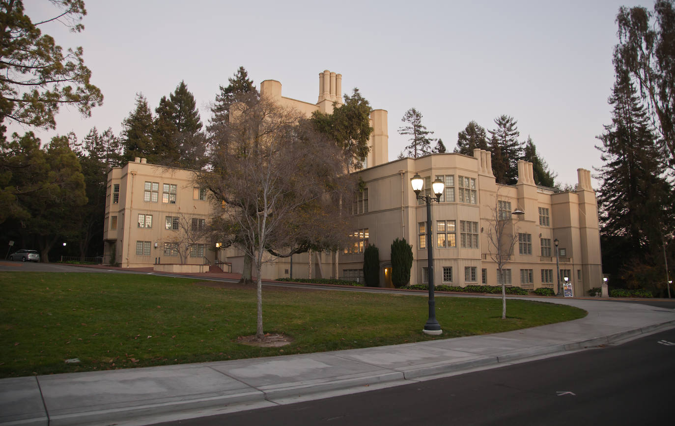 Universidad de Berkeley (EE UU). Fue fundada en 1868 y tiene un un "muy alto" nivel de actividad en investigaciones. Cuenta con 32 bibliotecas y un departamento dedicado a estudiar y mejorar la sostenibilidad del propio campus.