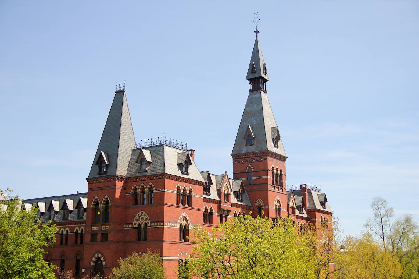 Universidad de Cornell (EE UU). Fue fundada en 1865 como una institución no sectaria mixta donde admitieran sin distinción de raza o religión. Además, es una organización sin ánimo de lucro.