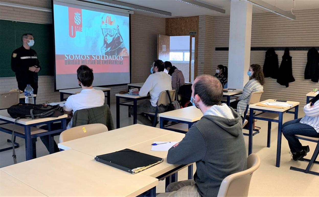 Clase del personal de la UME en la Universidad de León.