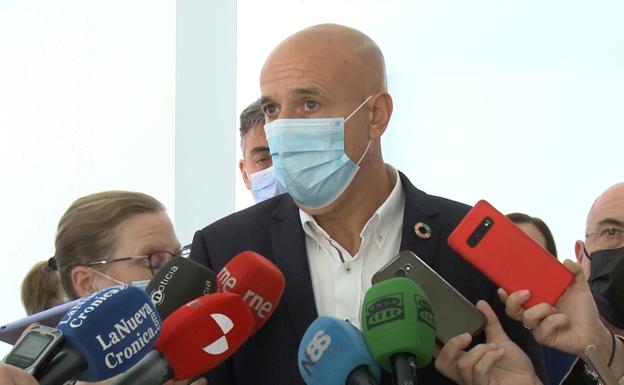 José Antonio Diez, alcalde de León, durante su atención a los medios.