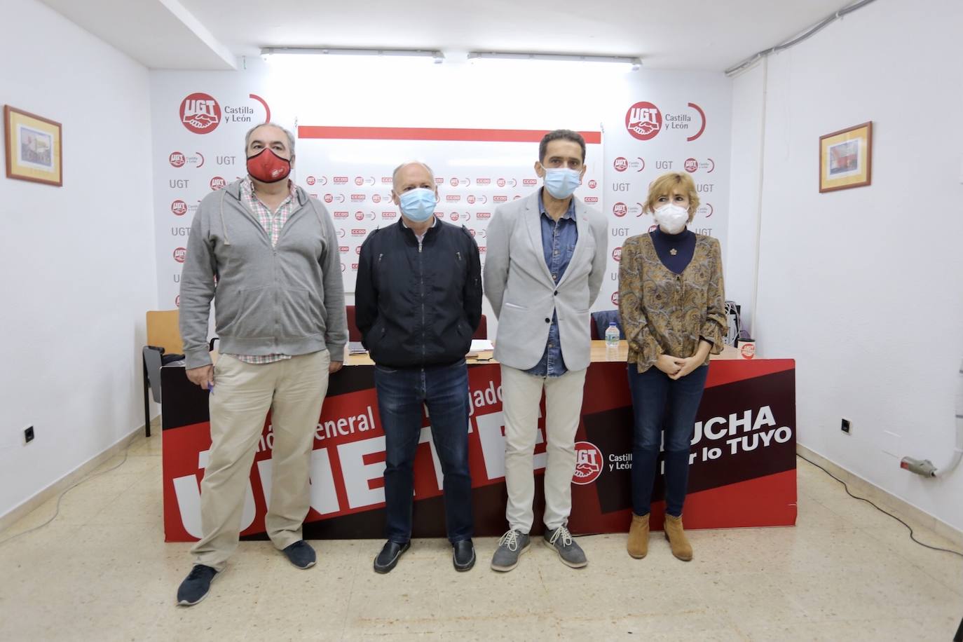 Los secretarios generales de UGT y CCOO Castilla y León, Faustino Temprano y Vicente Andrés, junto a la secretaria autonómica de la Federación de Servicios a la Ciudadanía de CCOO, Ana Fernández de los Muros, y el secretariode UGT Servicios Públicos, Tomás Pérez Urueña, informan sobre la situación en la que se encuentra el convenio de los trabajadores del transporte sanitario en la Comunidad y con la intención de presentar su propuesta de internalización del sector.