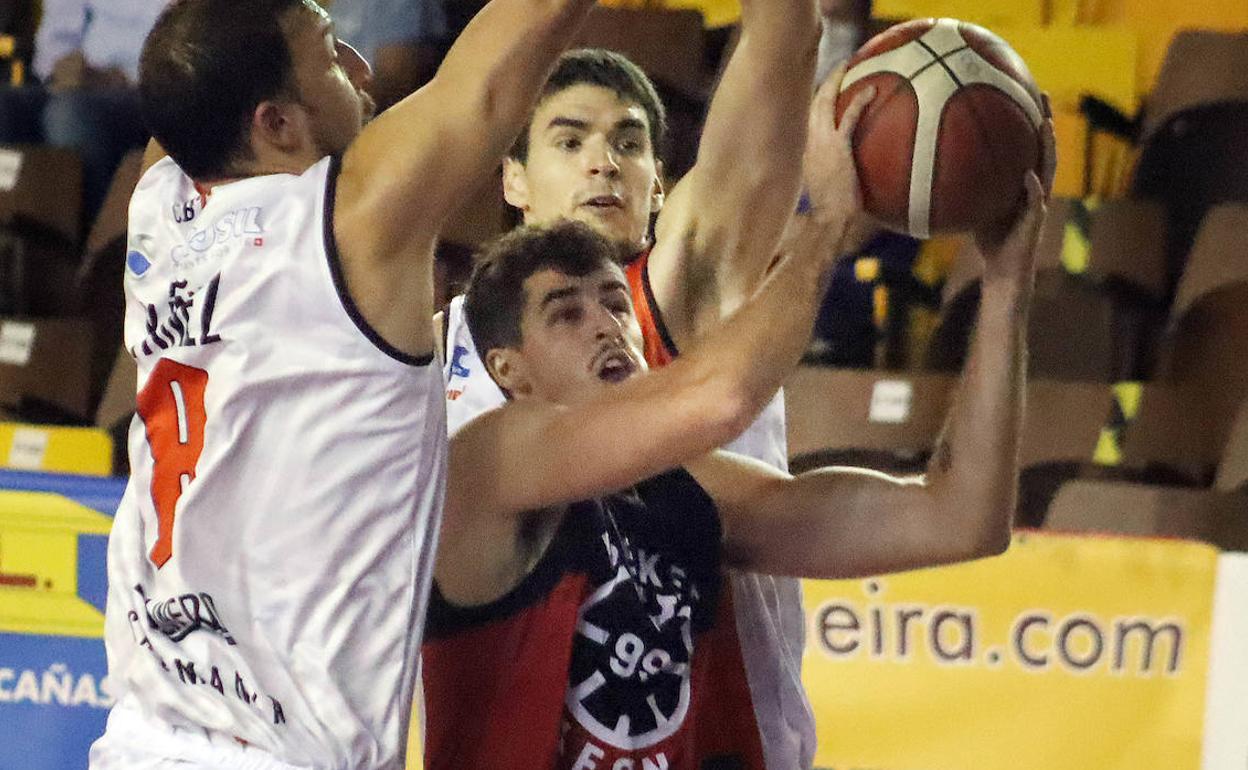 Un lance de un partido de Basket León.