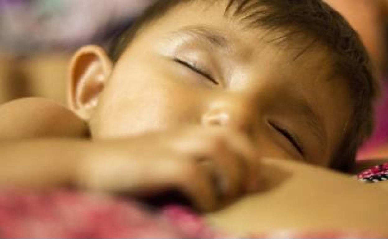 Un bebé durante la lactancia materna.