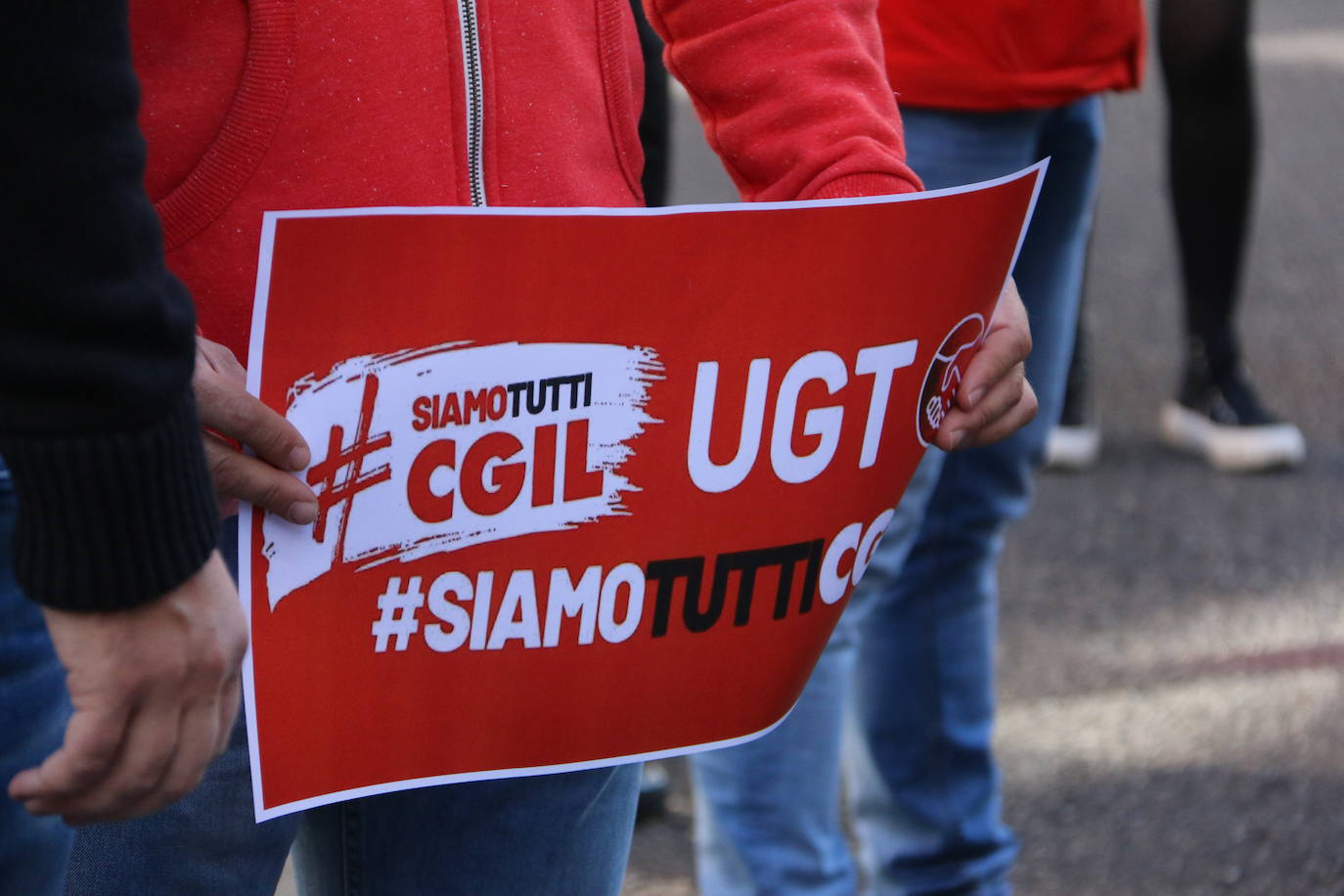 Cerca de un centenar de personas se concentra frente a la sede de los dos sindicatos en León en señal de repulsa al ataque perpetrado el pasado 9 deoctubre por parte de grupos neofascistas en el sindicato CGIL en Roma.