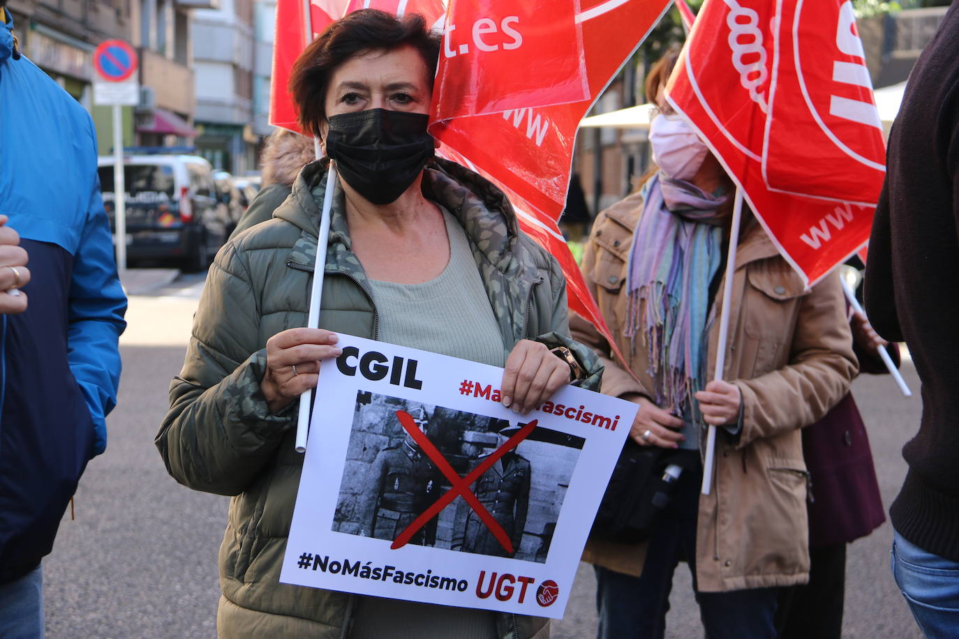 Cerca de un centenar de personas se concentra frente a la sede de los dos sindicatos en León en señal de repulsa al ataque perpetrado el pasado 9 deoctubre por parte de grupos neofascistas en el sindicato CGIL en Roma.