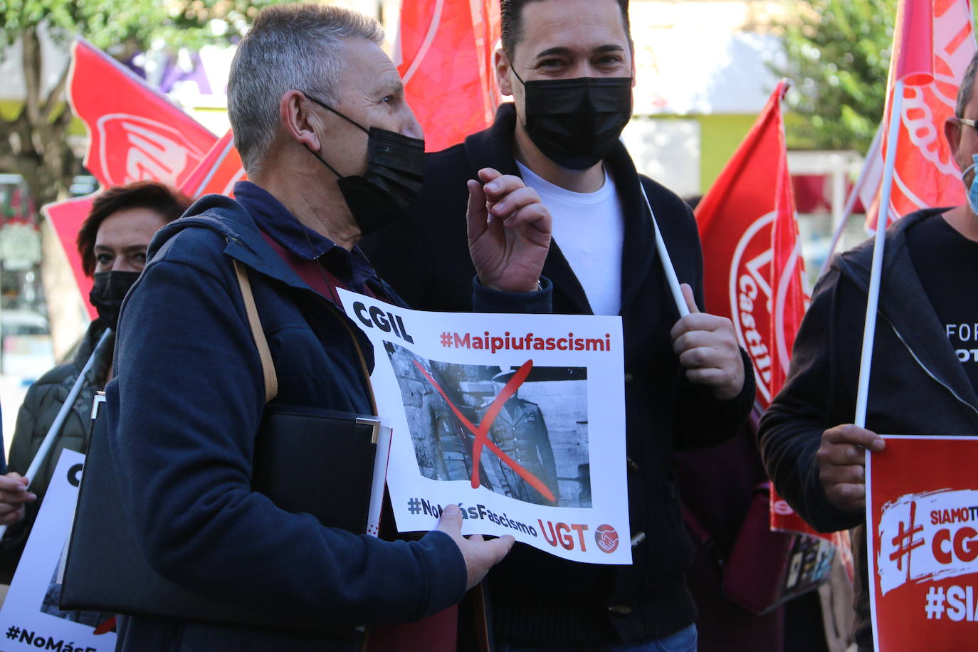 Cerca de un centenar de personas se concentra frente a la sede de los dos sindicatos en León en señal de repulsa al ataque perpetrado el pasado 9 deoctubre por parte de grupos neofascistas en el sindicato CGIL en Roma.