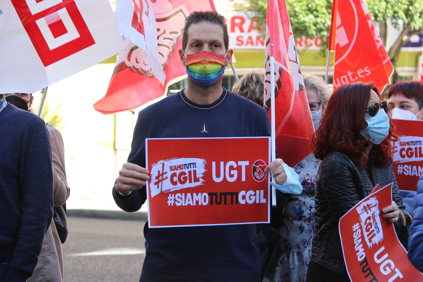 Cerca de un centenar de personas se concentra frente a la sede de los dos sindicatos en León en señal de repulsa al ataque perpetrado el pasado 9 deoctubre por parte de grupos neofascistas en el sindicato CGIL en Roma.