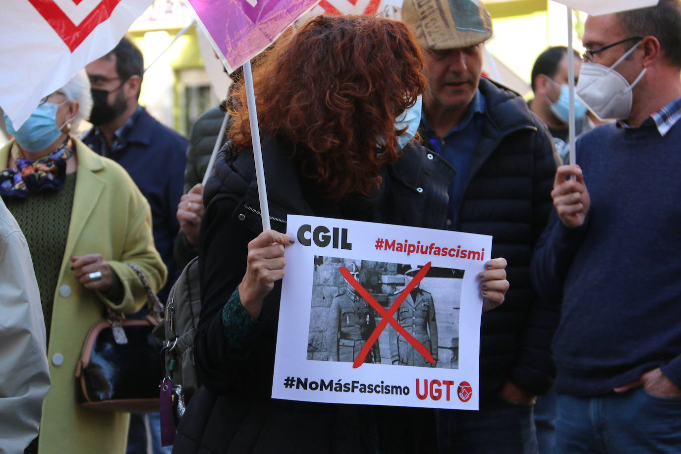 Cerca de un centenar de personas se concentra frente a la sede de los dos sindicatos en León en señal de repulsa al ataque perpetrado el pasado 9 deoctubre por parte de grupos neofascistas en el sindicato CGIL en Roma.