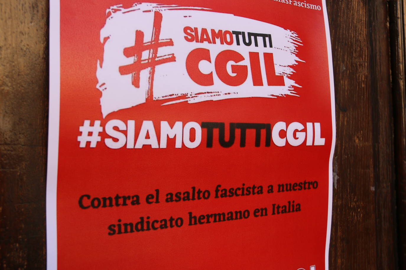 Cerca de un centenar de personas se concentra frente a la sede de los dos sindicatos en León en señal de repulsa al ataque perpetrado el pasado 9 deoctubre por parte de grupos neofascistas en el sindicato CGIL en Roma.