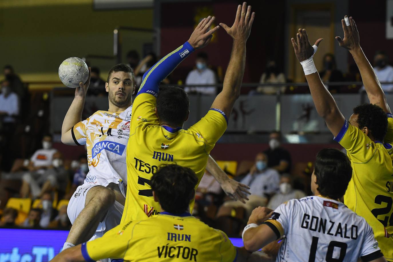 Milosavljevic trata de conectar con Gonzalo en el partido ante Bidasoa del pasado fin de semana.