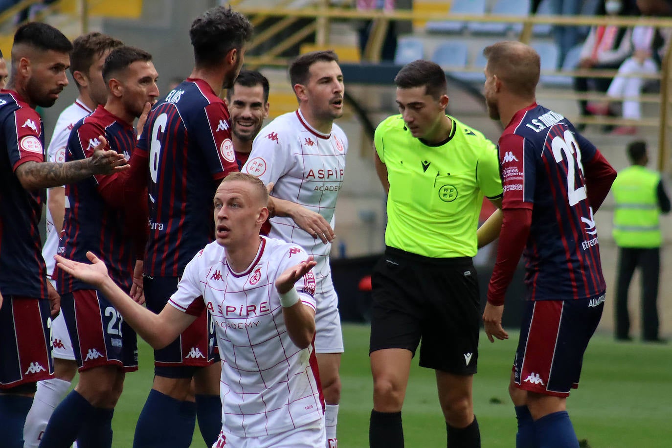 El conjunto leonés remonta para superar al Extremadura