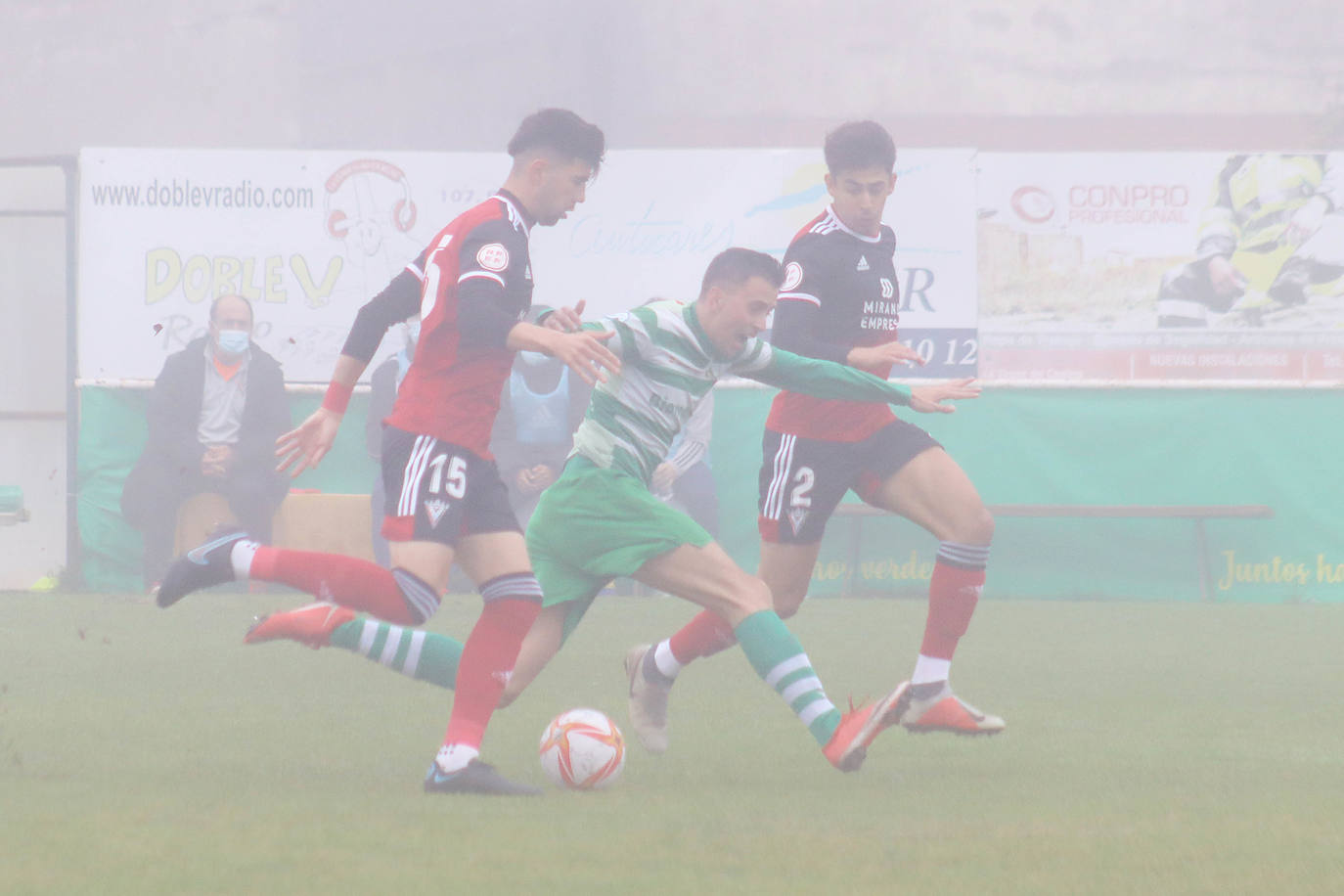 El conjunto verdiblanco firma un punto ante el Mirandés B en Los Dominicos.