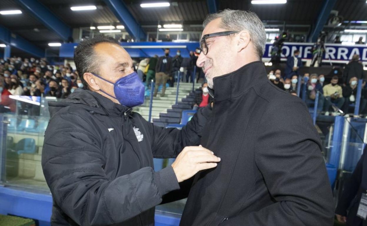 Jon Pérez Bolo, en el partido ante el Fuenlabrada, saluda al técnico visitante, José Luis Oltra.