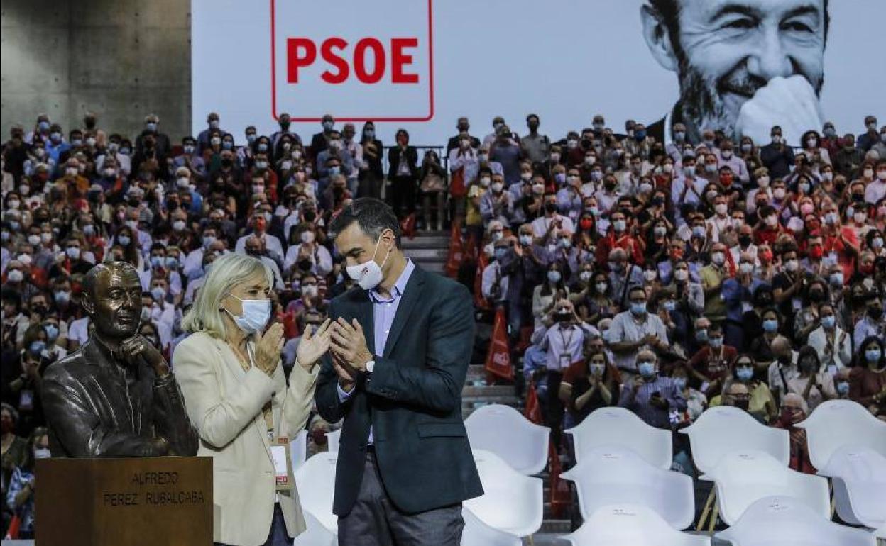 Sánchez junto a la viuda de Pérez Rubalcaba.