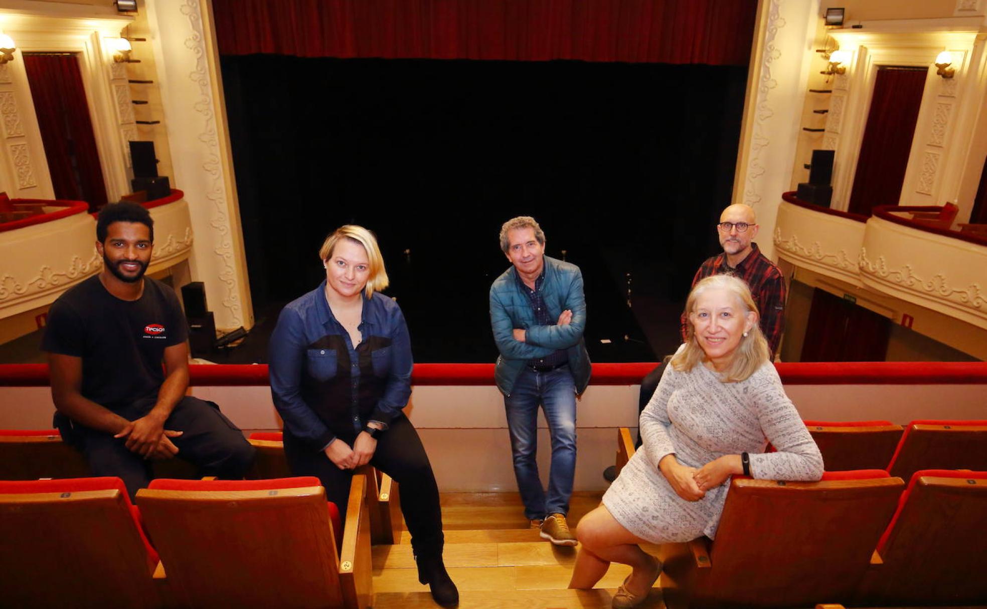 El director del teatro Bergidum de Ponferrada, Miguel Ángel Varela (C), junto a los miembros de su equipo. 