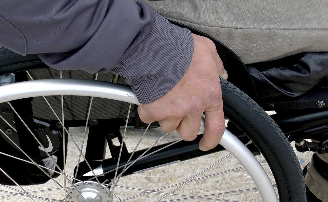 Imagen de archivo de una persona en silla de ruedas. 
