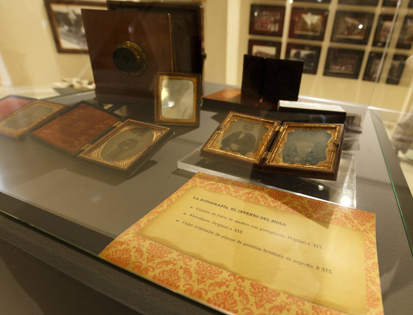 El alcalde de Carracedelo, entrega el Premio 'Con C de Cultura de Carracedelo', al empresario berciano José Luis Prada. La entrega del galardón coincide con la presentación de la exposición temporal del Museo Munic de Carracedelo sobre Sir Arthur Conan Doyle y su personaje literario Sherlock Holmes. 