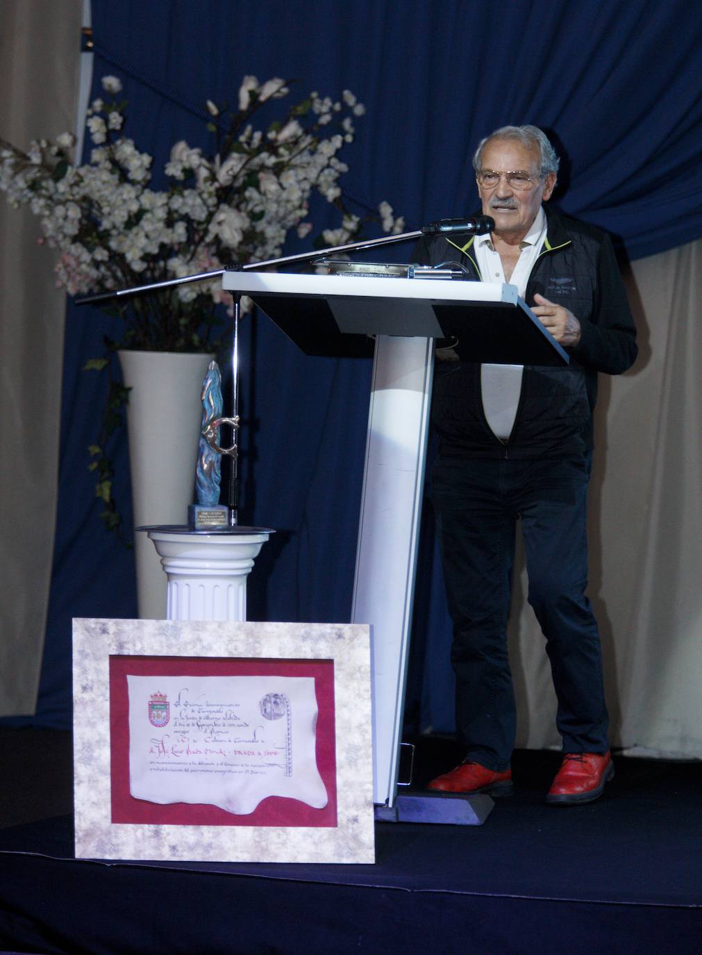 El alcalde de Carracedelo, entrega el Premio 'Con C de Cultura de Carracedelo', al empresario berciano José Luis Prada. La entrega del galardón coincide con la presentación de la exposición temporal del Museo Munic de Carracedelo sobre Sir Arthur Conan Doyle y su personaje literario Sherlock Holmes. 