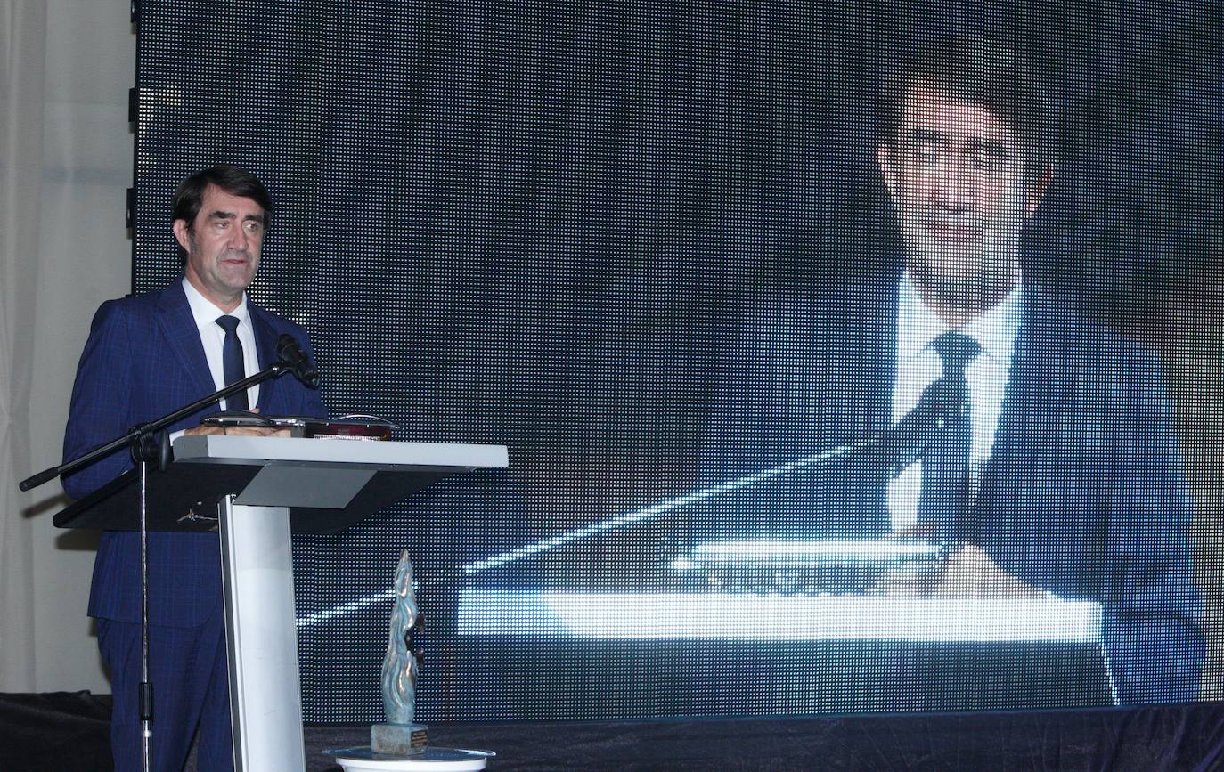 El alcalde de Carracedelo, entrega el Premio 'Con C de Cultura de Carracedelo', al empresario berciano José Luis Prada. La entrega del galardón coincide con la presentación de la exposición temporal del Museo Munic de Carracedelo sobre Sir Arthur Conan Doyle y su personaje literario Sherlock Holmes. 