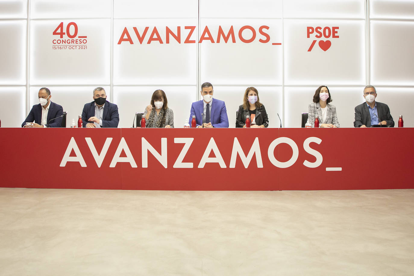 El presidente del Gobierno y secretario general del PSOE, Pedro Sánchez, se reunió este lunes por primera vez con la nueva Ejecutiva que salió del 40º Congreso Federal que los socialistas celebraron este fin de semana en Valencia y les pidió que lleven «al territorio el buen trabajo que está haciendo el Gobierno».
